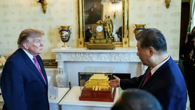 多图！白宫公布习特会官方照  习赠金色“太和殿模型”