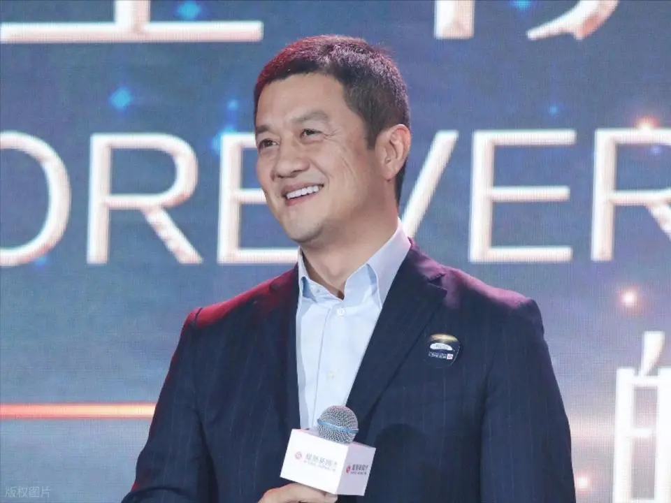 55岁李亚鹏疑似恋爱,身边女伴侧颜很像王菲,4000万债务已还清