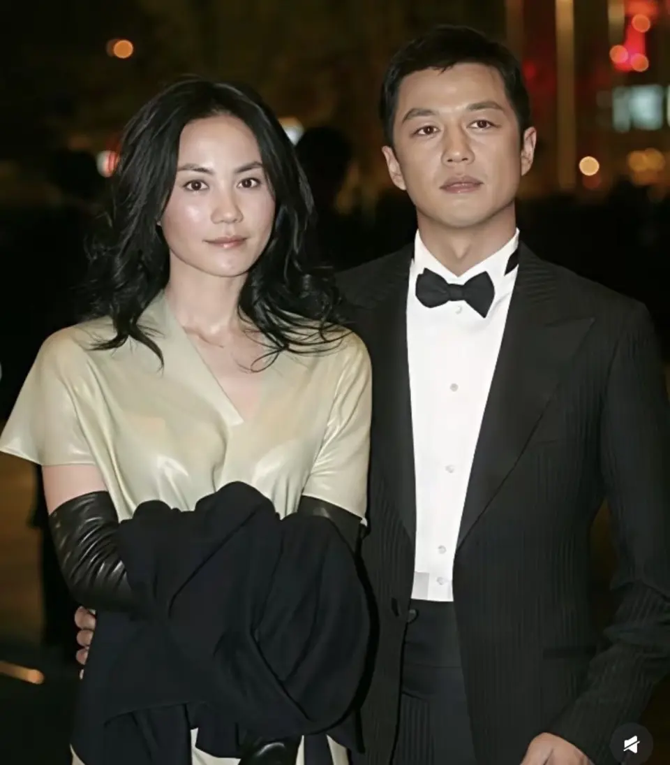 55岁李亚鹏疑似恋爱,身边女伴侧颜很像王菲,4000万债务已还清