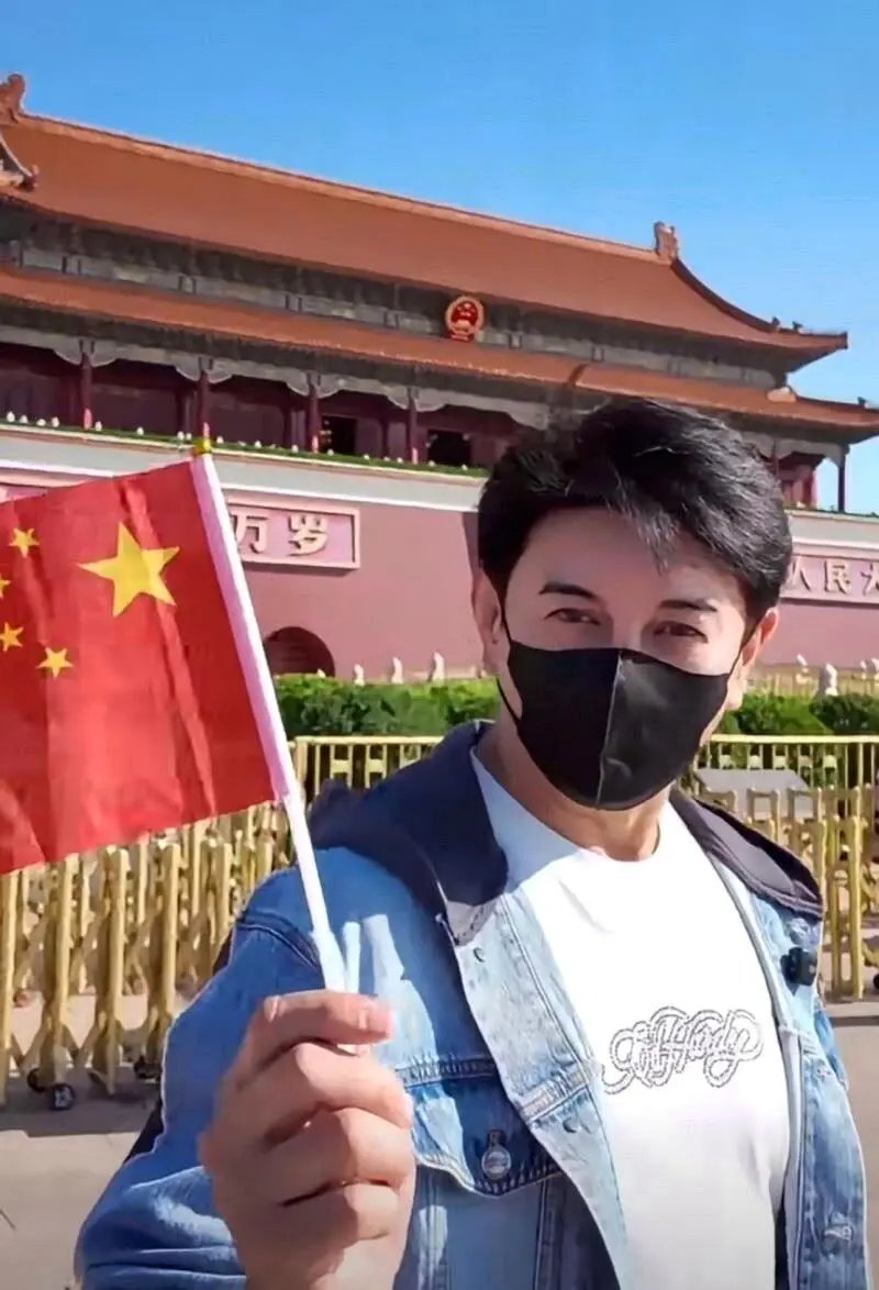 球迷呛“滚回中国” 吴奇隆“挥五星旗”争议取消中职开球
