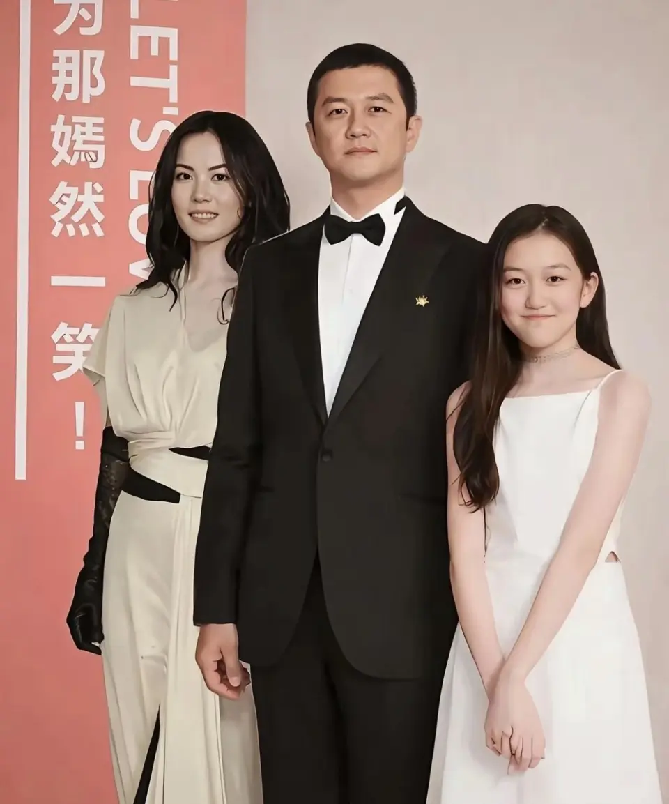 55岁李亚鹏疑似恋爱,身边女伴侧颜很像王菲,4000万债务已还清