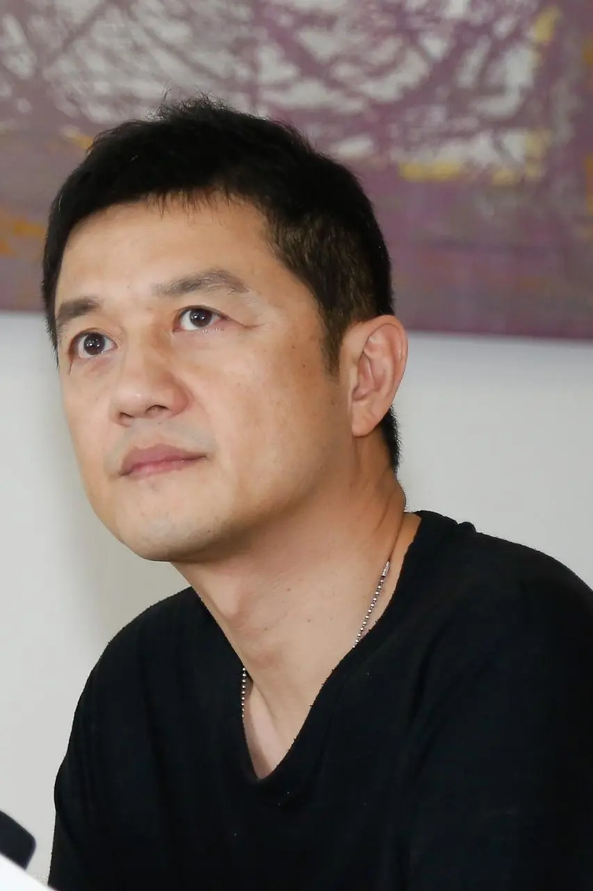 55岁李亚鹏疑似恋爱,身边女伴侧颜很像王菲,4000万债务已还清