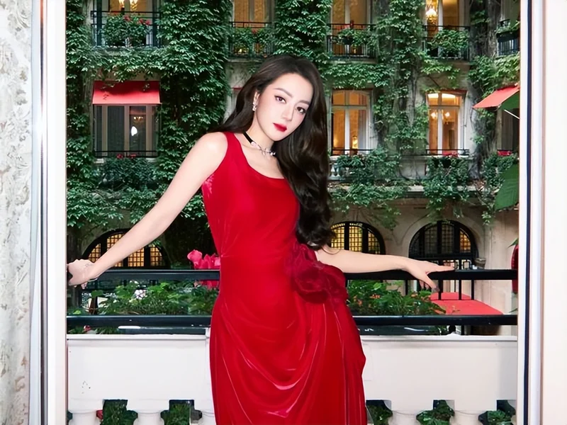 迪丽热巴穿明艳红裙漫步巴黎 宛若绽放的烈焰玫瑰