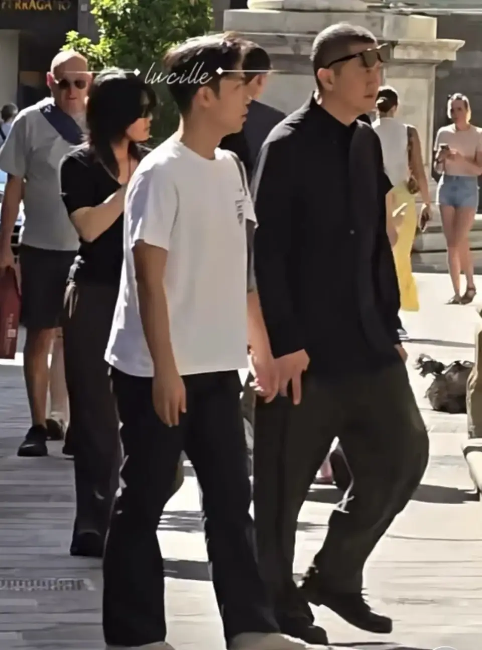 55岁李亚鹏疑似恋爱,身边女伴侧颜很像王菲,4000万债务已还清