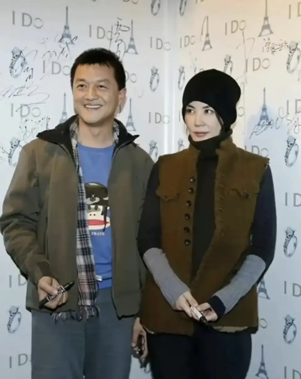 55岁李亚鹏疑似恋爱,身边女伴侧颜很像王菲,4000万债务已还清