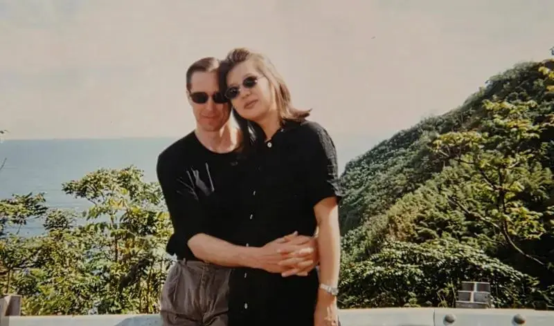 美国时装界大佬枪杀亚裔妻后自尽，金融赌博输1亿