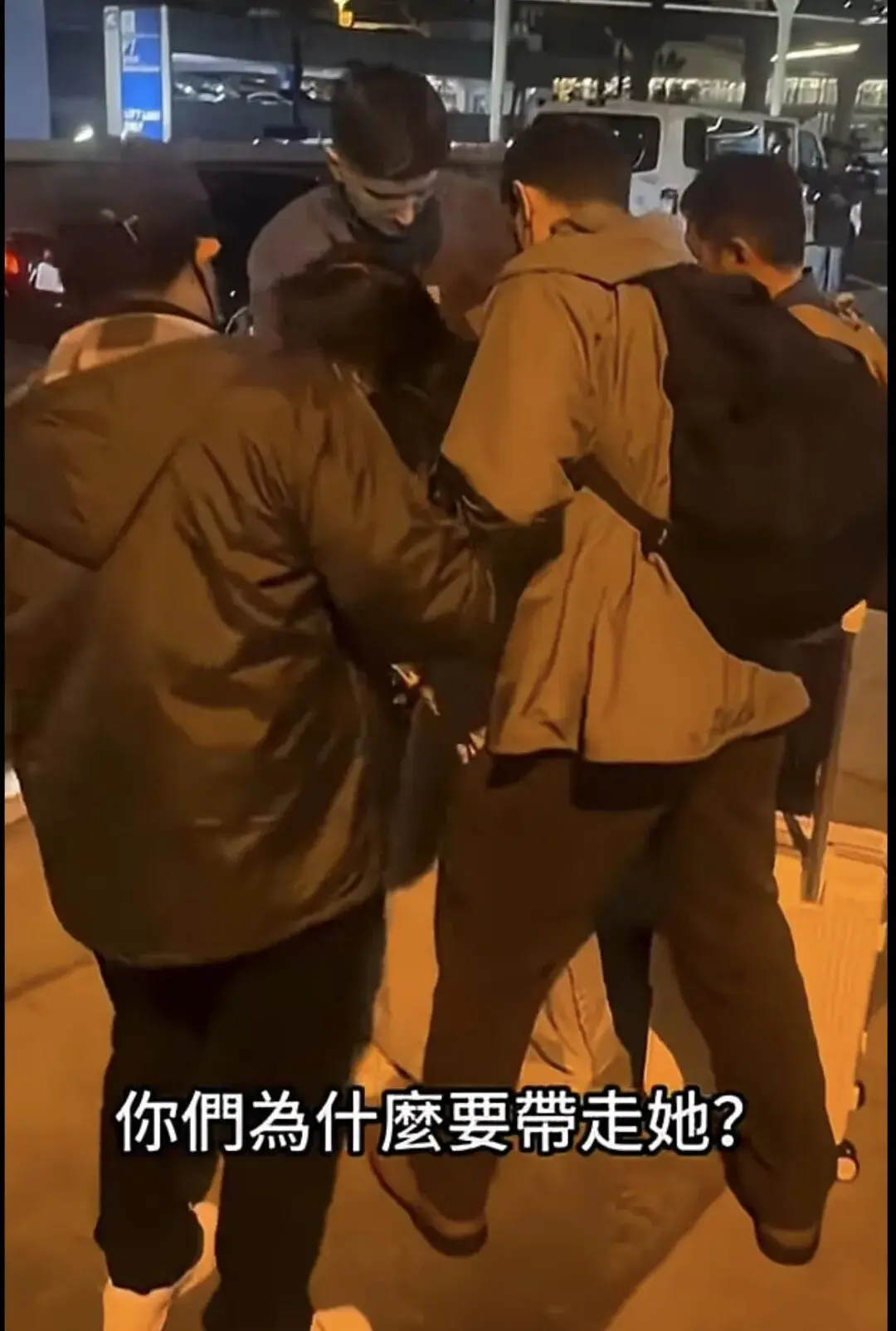 华人女教师LAX机场被ICE带走！现场不断喊“帮我打911”