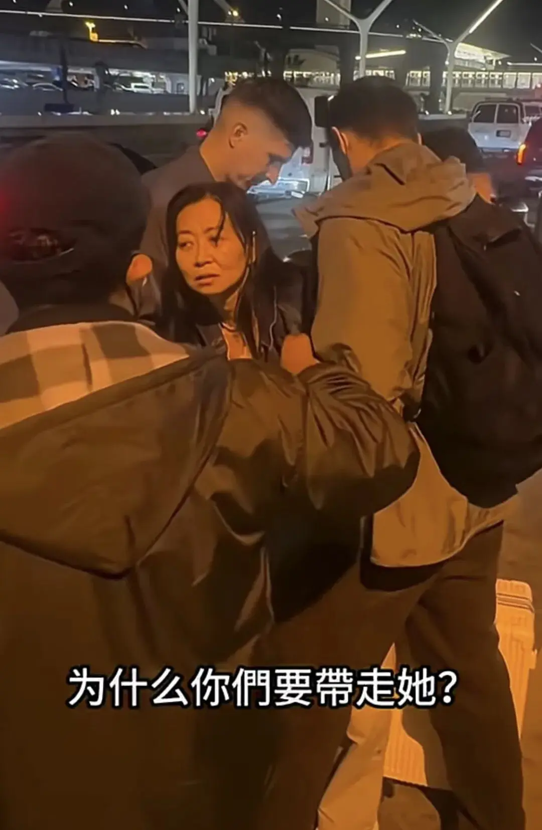 华人女教师LAX机场被ICE带走！现场不断喊“帮我打911”