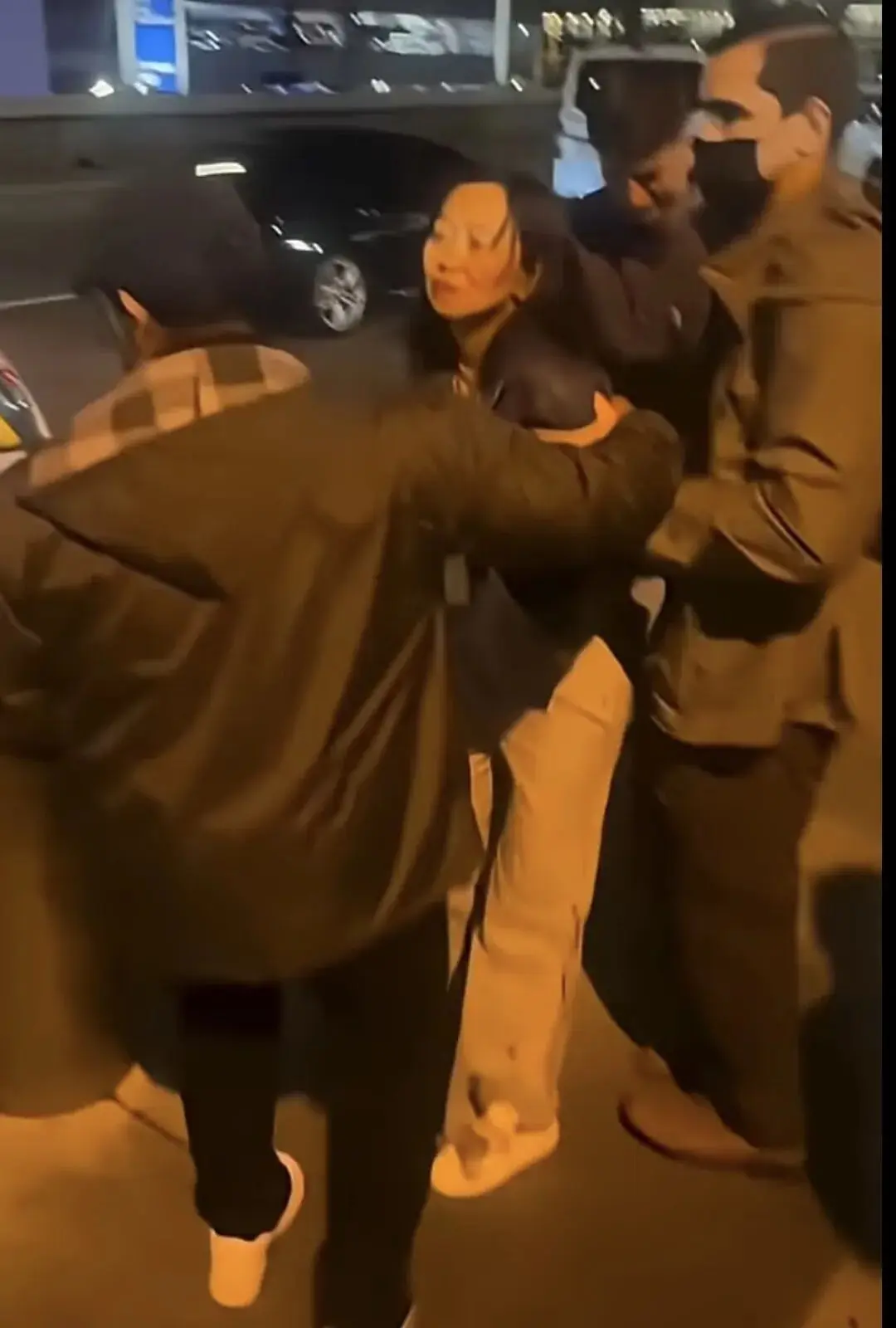 华人女教师LAX机场被ICE带走！现场不断喊“帮我打911”