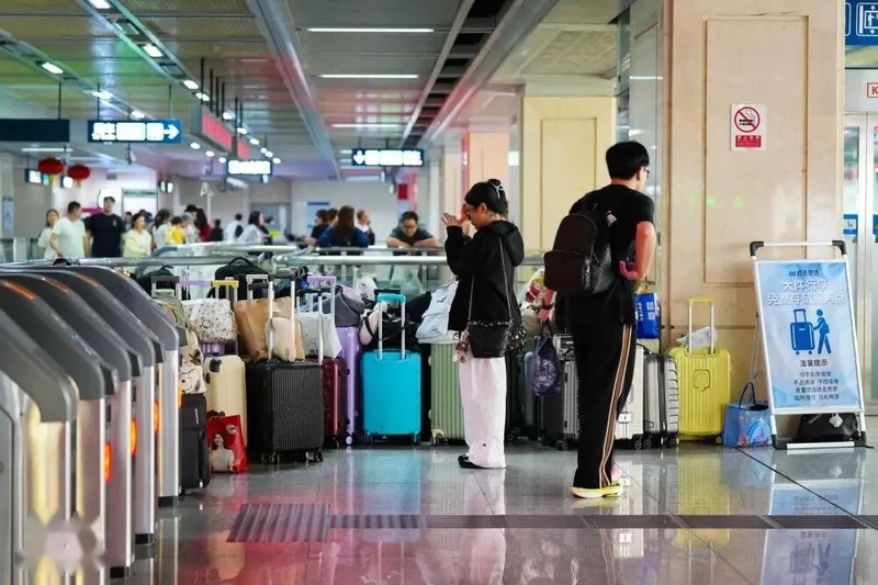 武汉地铁无人行李墙绵延30米,新华社点赞