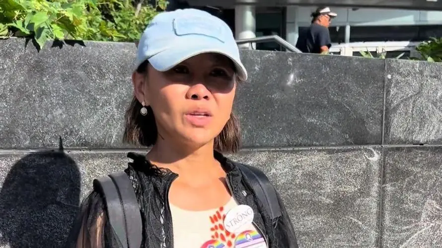 扬言拯救美国的流浪女，如今卑微众筹机票只求回国！