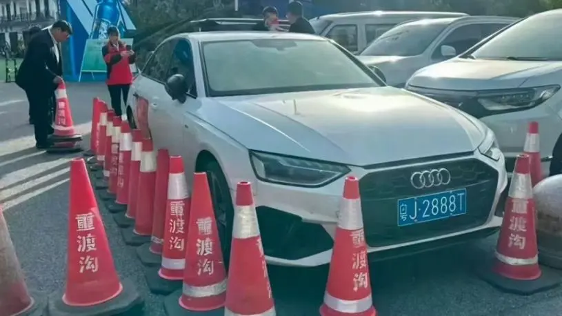 “马路甲级战犯”粤J2888T现身河南惹哄动  曾把近百车引进死胡同