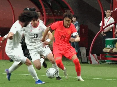 国足0-1不敌塔吉克斯坦 遭遇三连败!韦世豪肘击对手被罚下