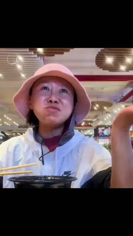 扬言拯救美国的流浪女，如今卑微众筹机票只求回国！
