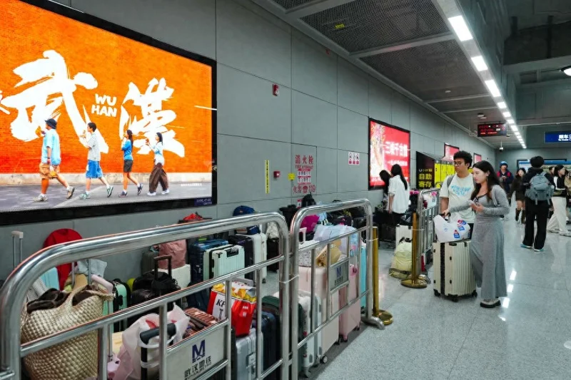 武汉地铁无人行李墙绵延30米,新华社点赞