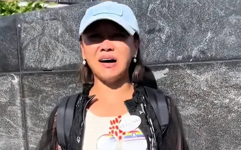 扬言拯救美国的流浪女，如今卑微众筹机票只求回国！