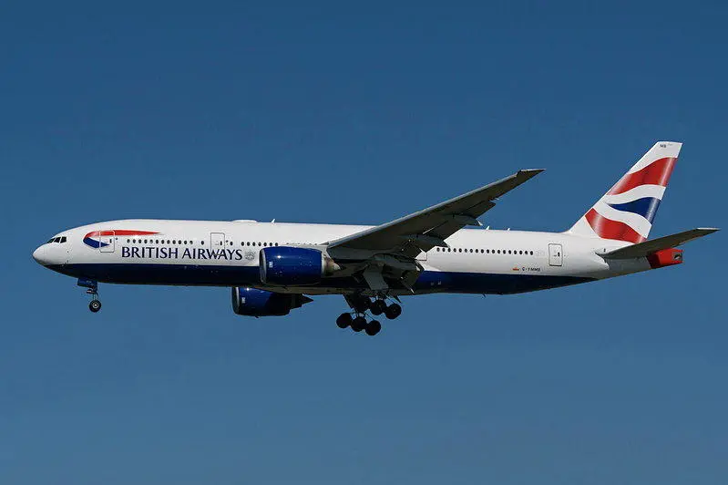 英航波音班机高空急降8500公尺 氧气面罩掉落 紧急返航