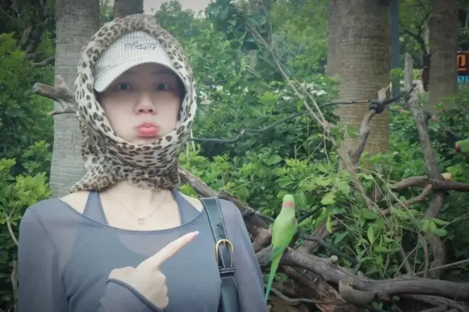 冯禧与许嵩婚后首次晒照，素颜逛动物园