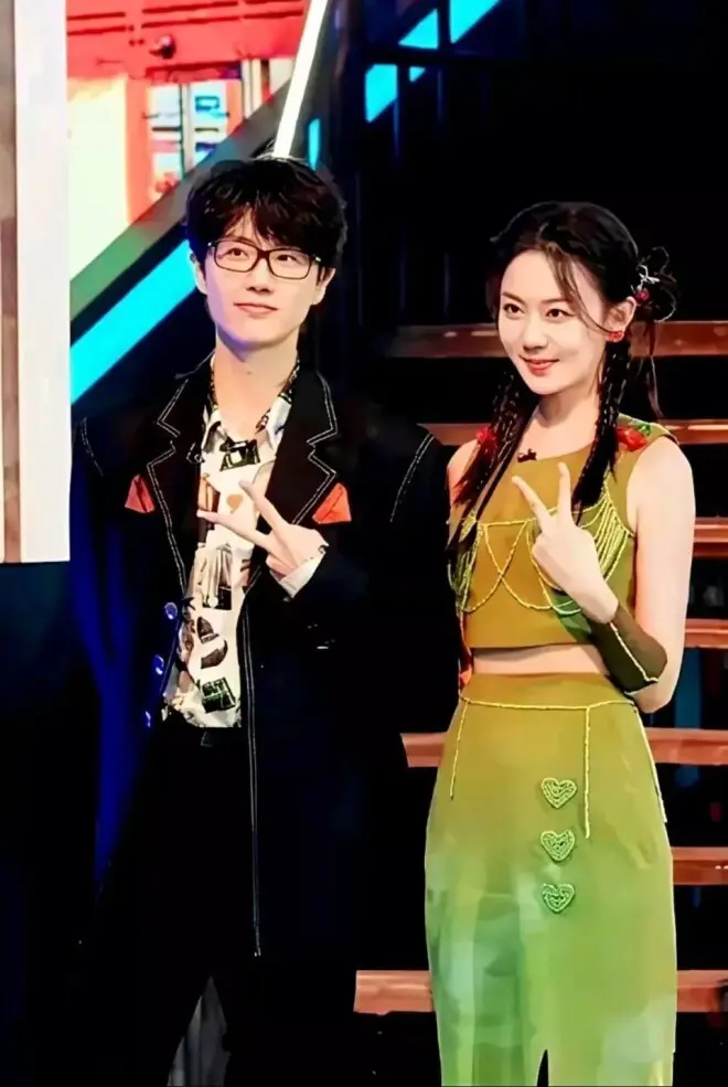 冯禧与许嵩婚后首次晒照，素颜逛动物园