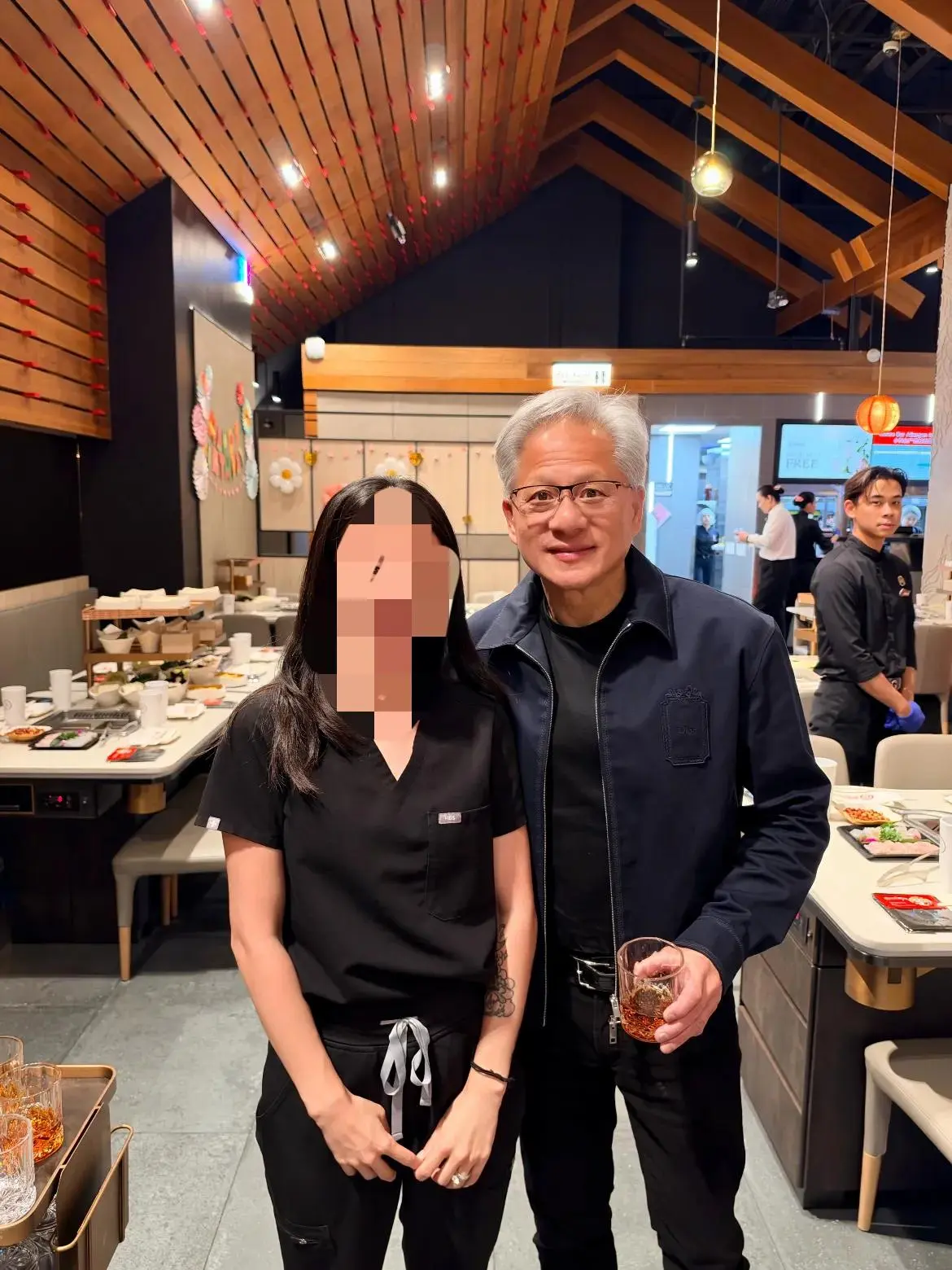 63岁黄仁勋包半场吃海底捞，罕见没穿皮衣