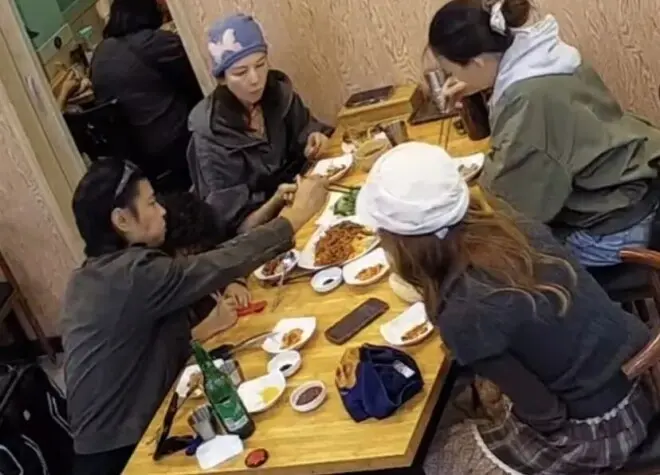 53岁蔡少芬和家人韩国度假！素颜干瘪老态明显