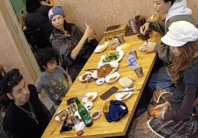 53岁蔡少芬和家人韩国度假！素颜干瘪老态明显