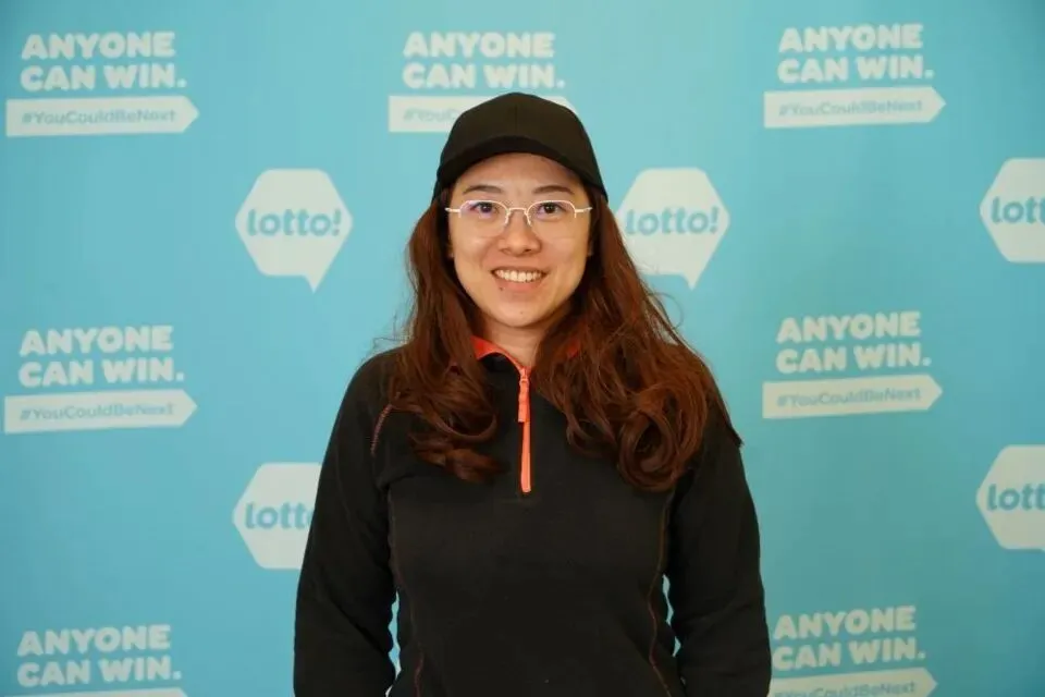惊喜! 列治文妈妈中$10万大奖! 带儿子剪头发时随手一买 连扫两遍都不敢信!