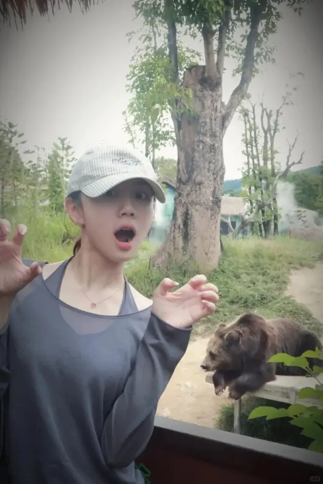 冯禧与许嵩婚后首次晒照，素颜逛动物园
