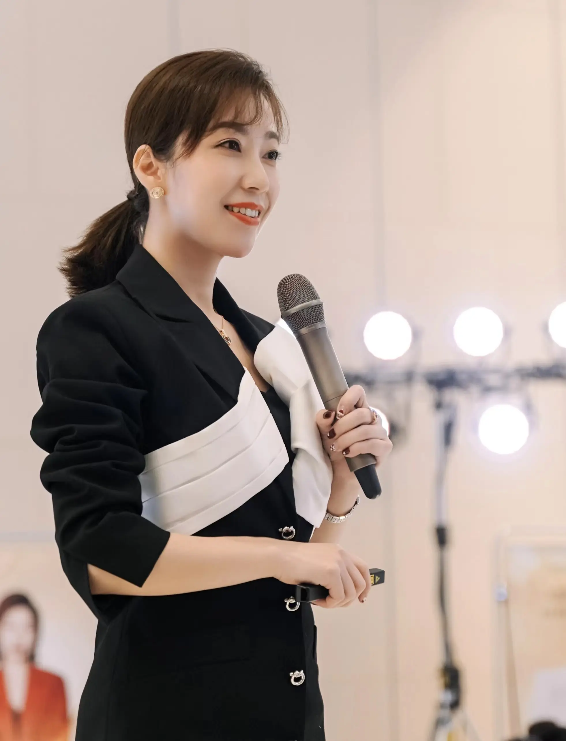 白百何老公不要的前妻，在张继科手里光芒四射