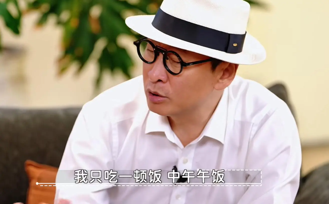 周杰一天只吃一顿饭，56岁未婚没孩子