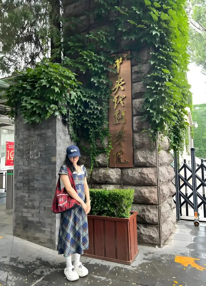 倪萍哥哥退休，为官清廉供不起女儿留学