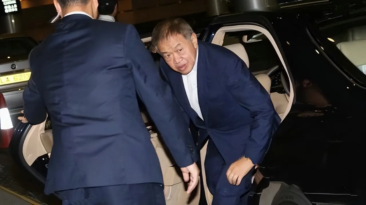 日薪62万！李嘉诚背后最牛打工仔，一个电话赚回1000亿