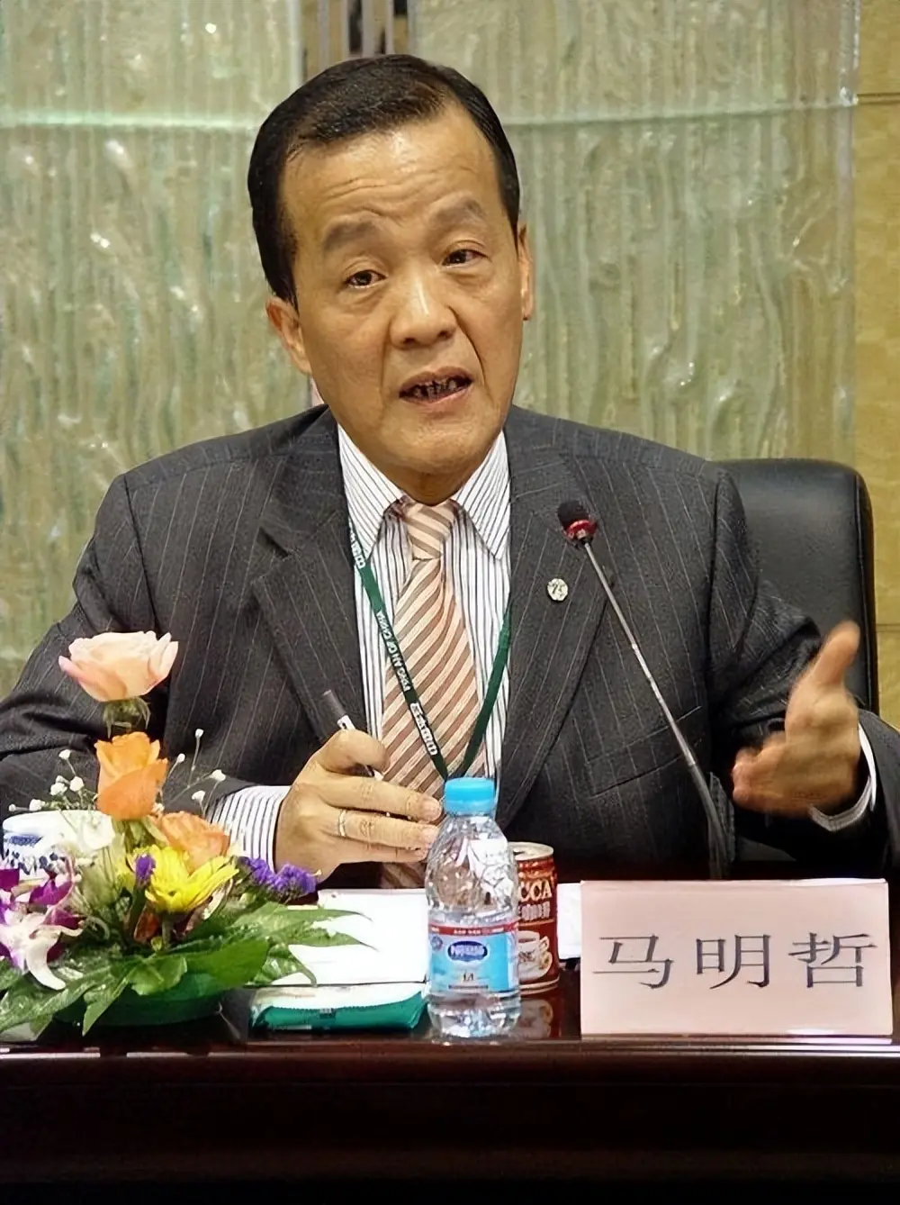 日薪62万！李嘉诚背后最牛打工仔，一个电话赚回1000亿