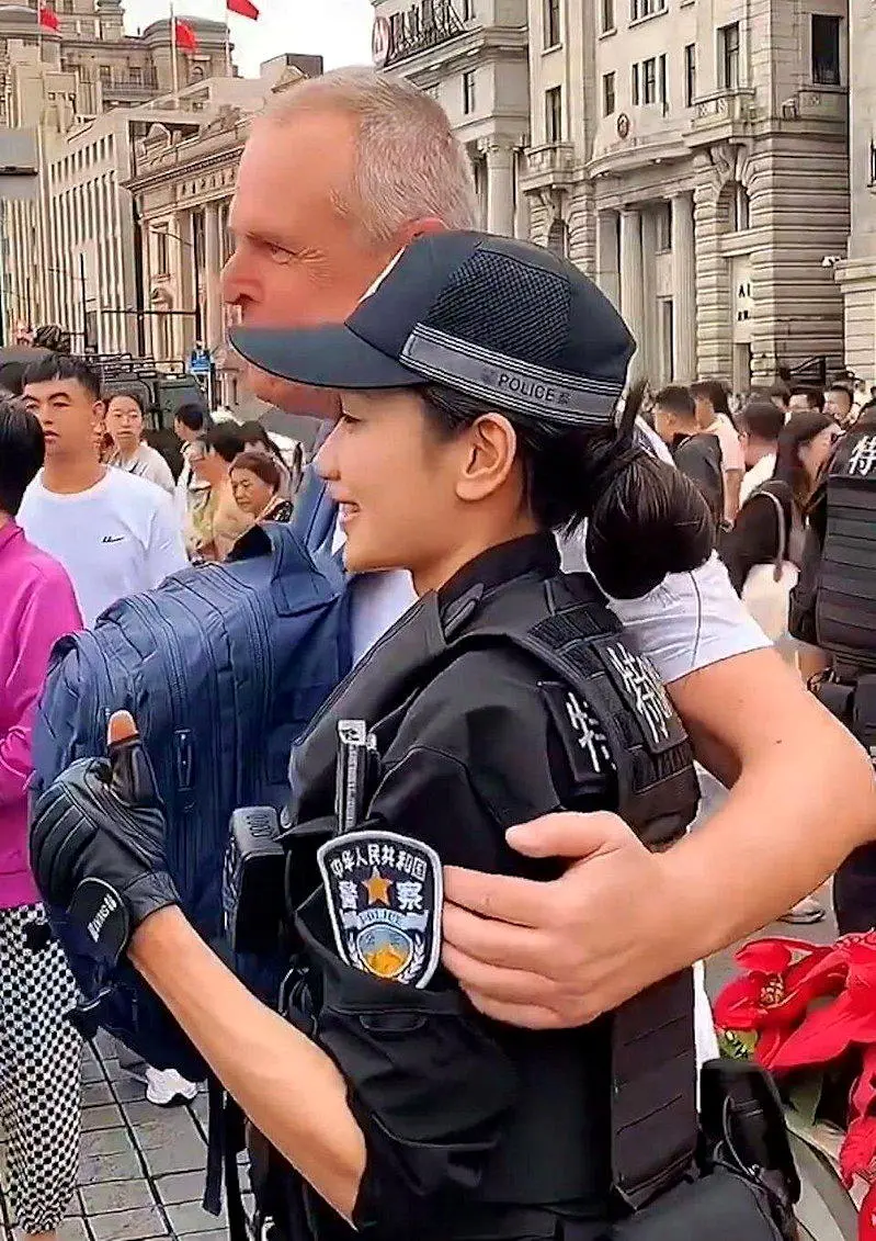 “Don't touch me”上海美女特警拒外国男搂肩 获激赞