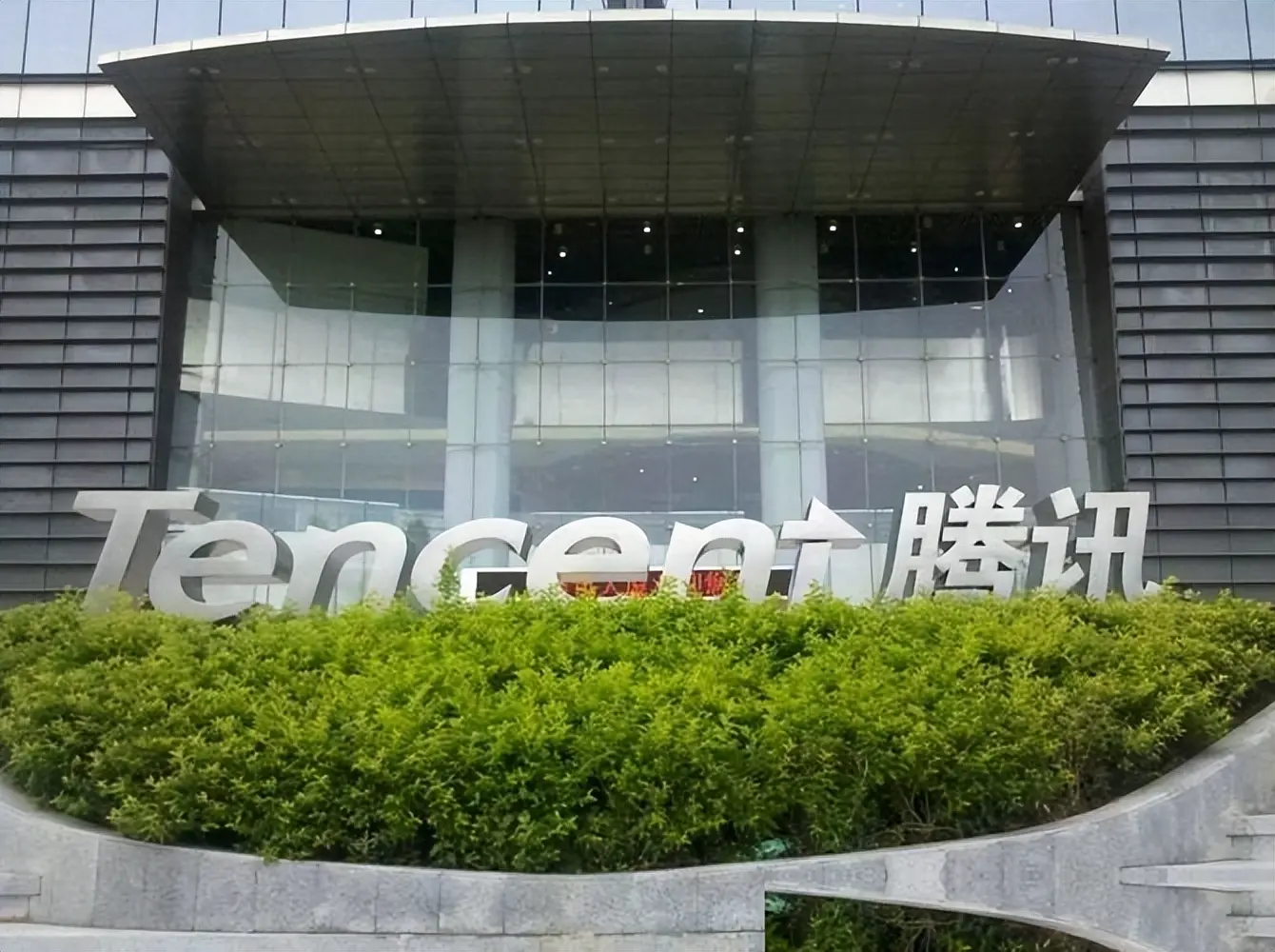 日薪62万！李嘉诚背后最牛打工仔，一个电话赚回1000亿