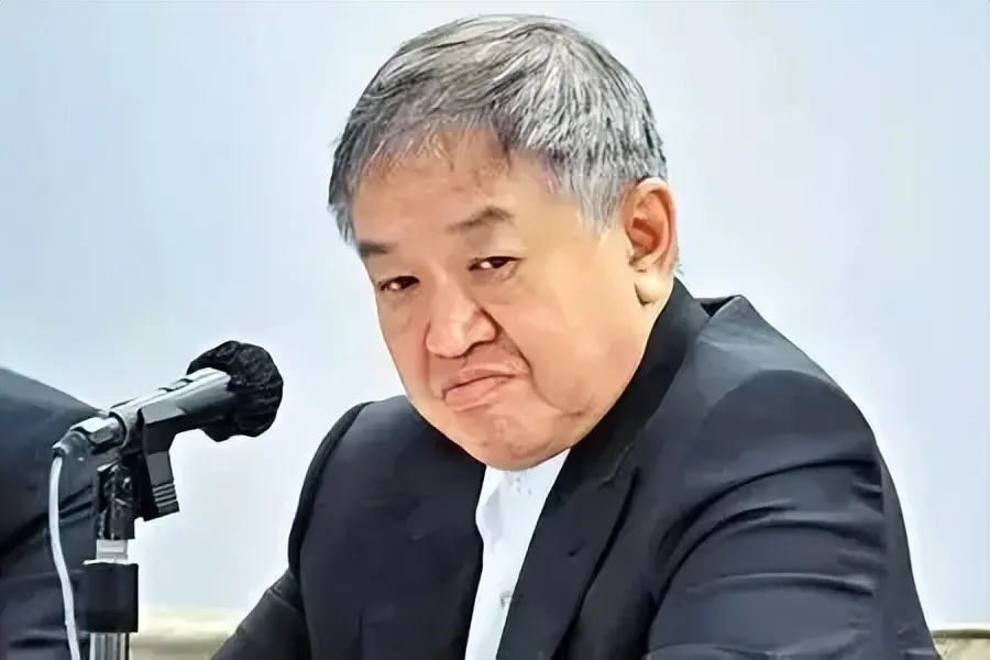 日薪62万！李嘉诚背后最牛打工仔，一个电话赚回1000亿