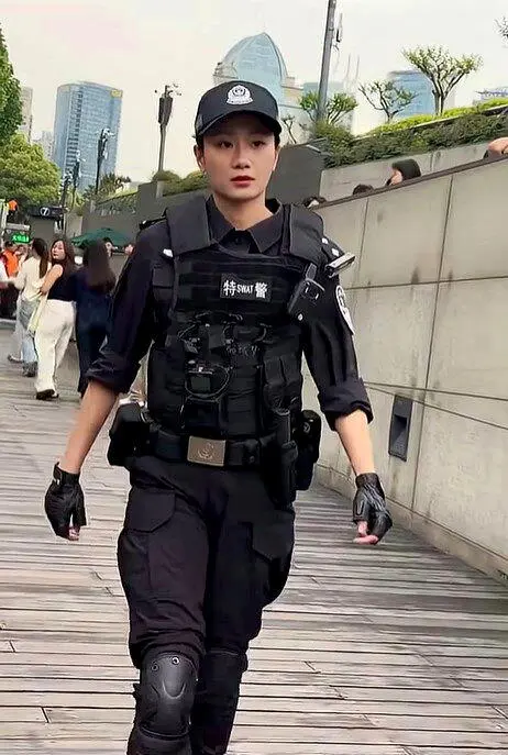 “Don't touch me”上海美女特警拒外国男搂肩 获激赞