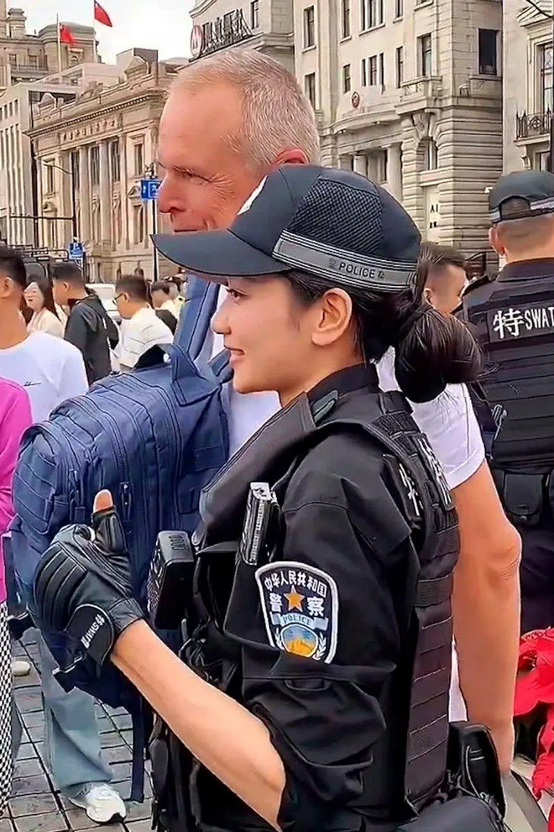 “Don't touch me”上海美女特警拒外国男搂肩 获激赞