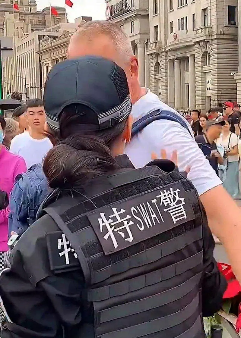 “Don't touch me”上海美女特警拒外国男搂肩 获激赞