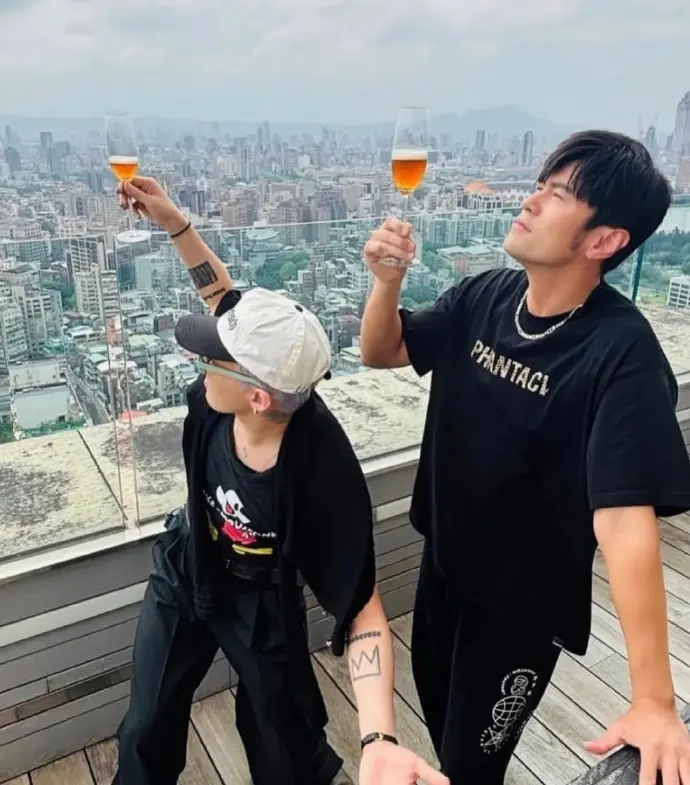 周杰伦带昆凌现身BIGBANG演唱会，晒与权志龙合影，昆凌吊带背心很青春