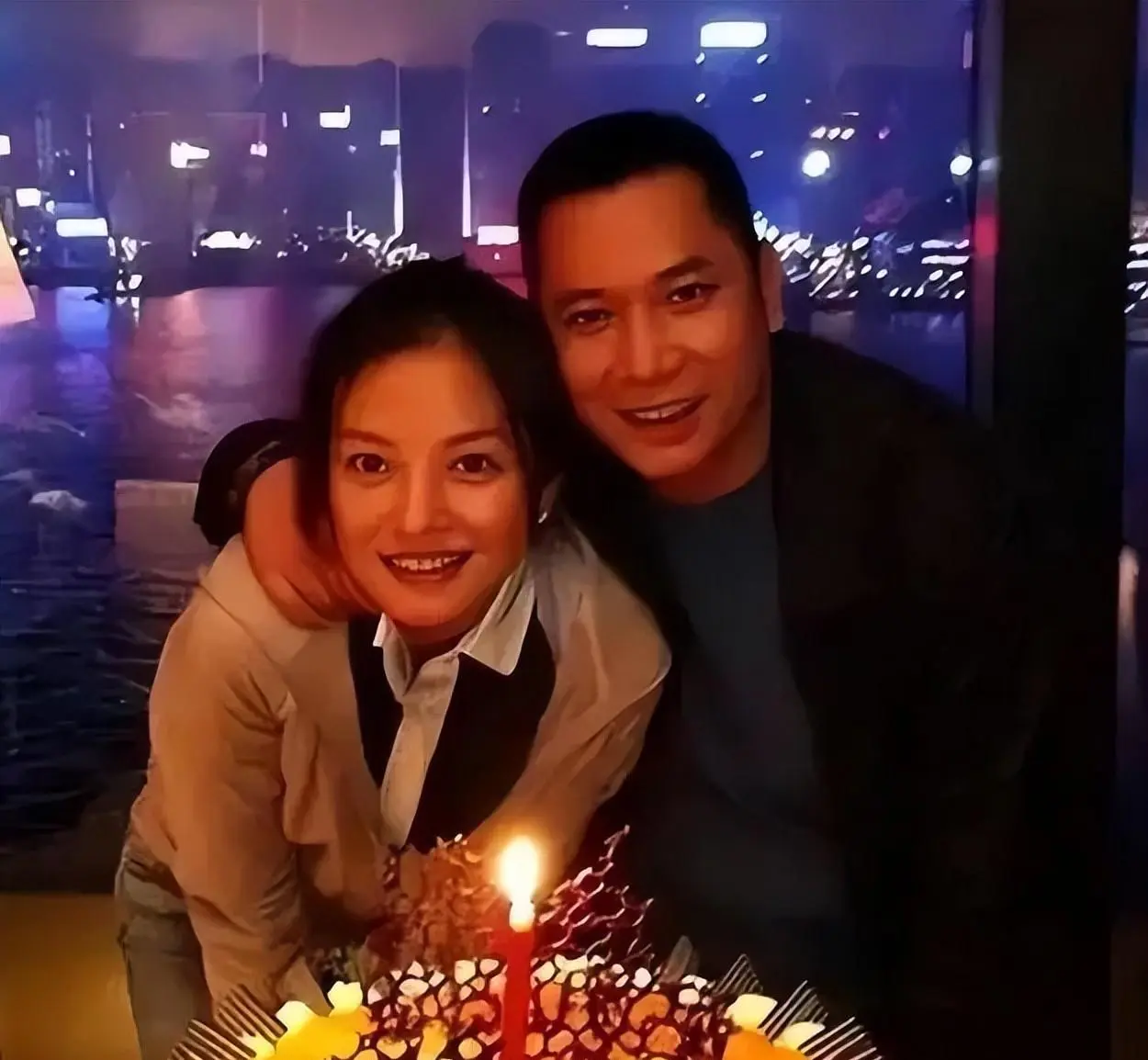 央视再曝赵薇前夫表弟新料，再看那份离婚文件，也太巧了