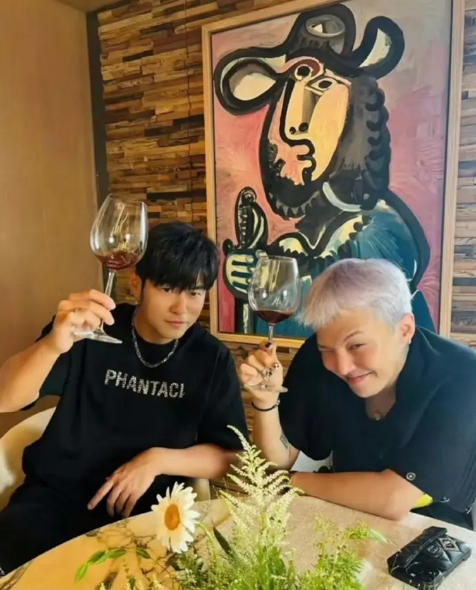 周杰伦带昆凌现身BIGBANG演唱会，晒与权志龙合影，昆凌吊带背心很青春
