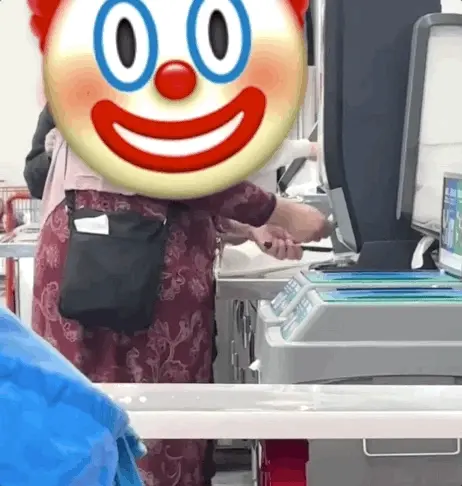 真丢脸！加拿大印度大妈街头狂骂+拖拽路人被抓！Cotsco大妈狂拿免费刀叉，网友大爆更离谱现象