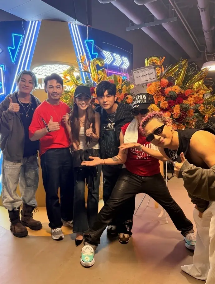 周杰伦带昆凌现身BIGBANG演唱会，晒与权志龙合影，昆凌吊带背心很青春