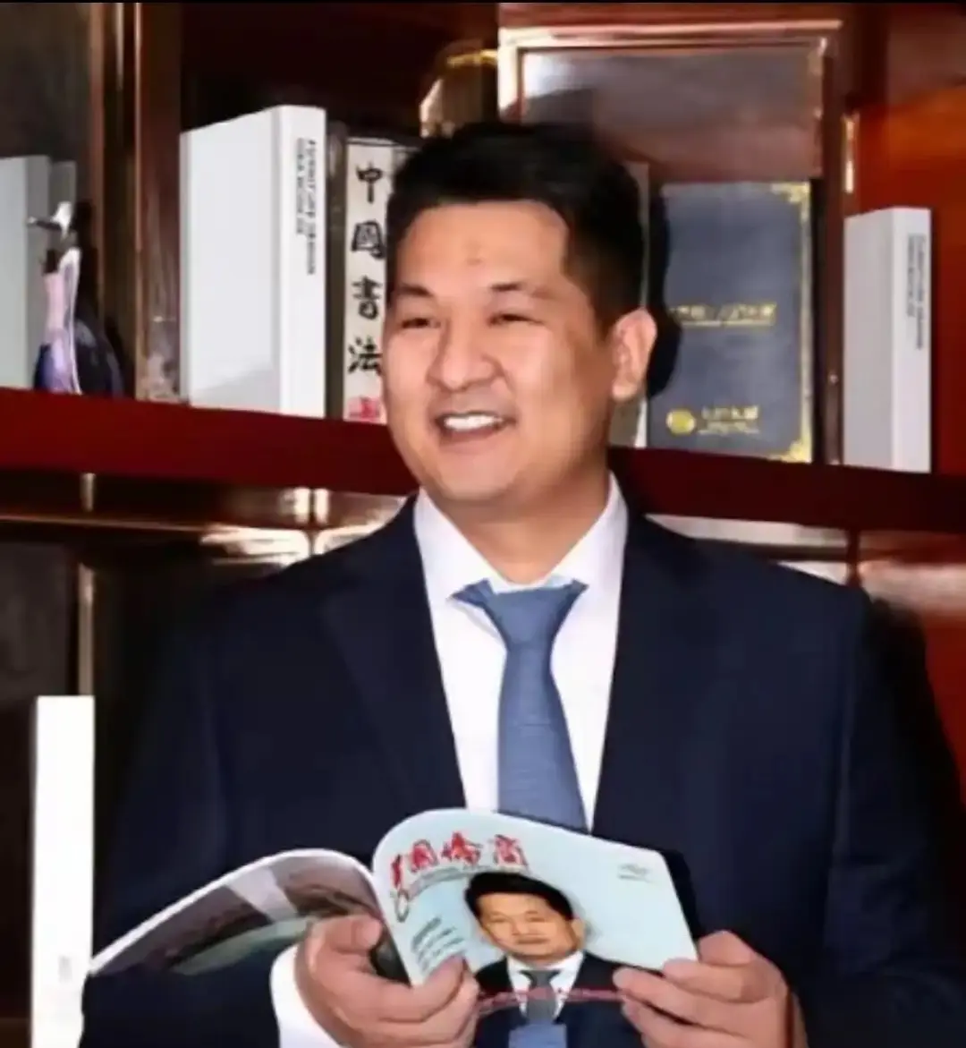 央视再曝赵薇前夫表弟新料，再看那份离婚文件，也太巧了