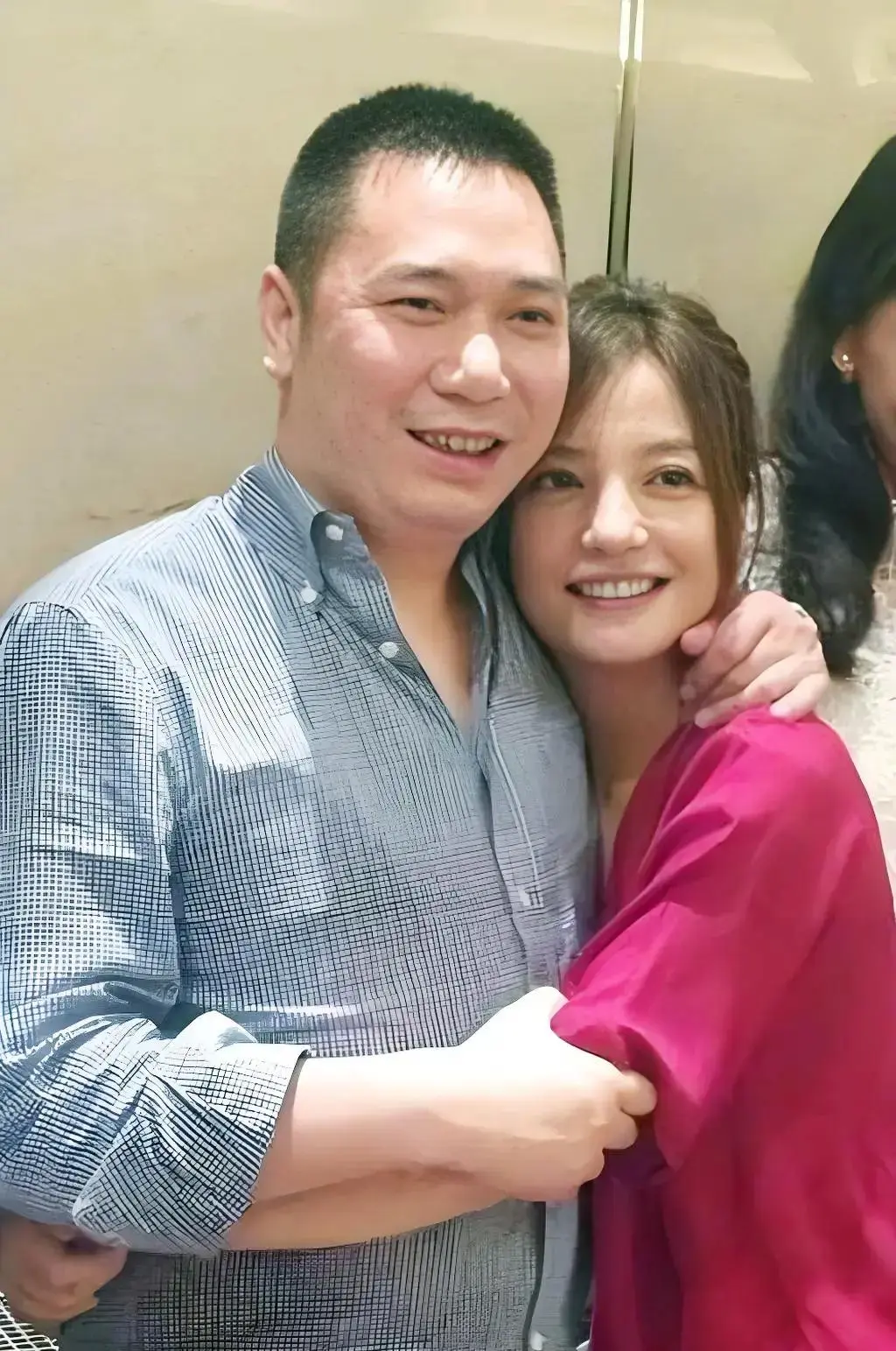 央视再曝赵薇前夫表弟新料，再看那份离婚文件，也太巧了