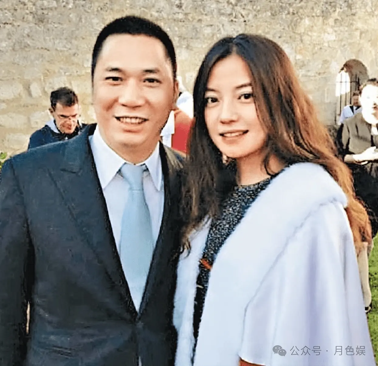 央视再曝赵薇前夫表弟新料，再看那份离婚文件，也太巧了