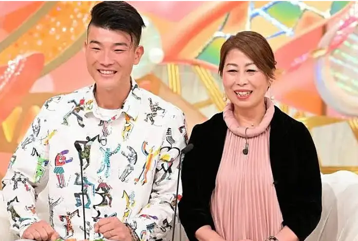 34岁日本小伙娶55岁同学亲妈！全款买别墅表决心