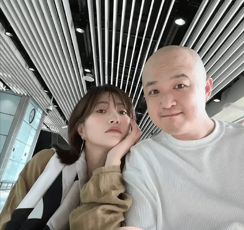 包贝尔出轨风波后与包文婧出游 依然恩爱幸福