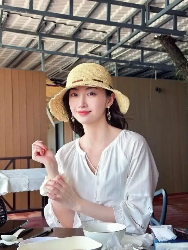 景甜草帽白衫勾勒窈窕身姿，皮肤白皙似少女